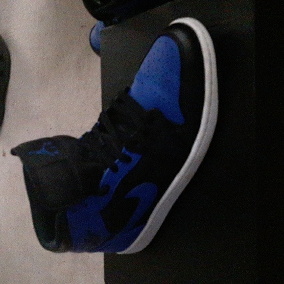 Jordan 1 mids  Royal Blue - Picture 3 of 8
